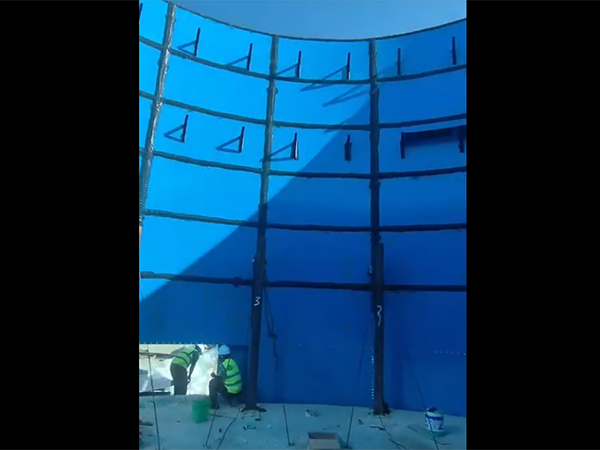 內蒙通遼3000方環(huán)氧拼裝罐施工中